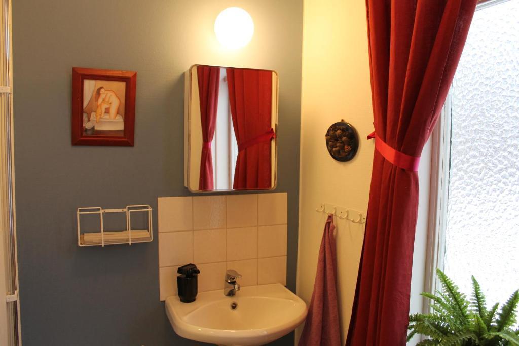 Hotell Lilla Station Köping Esterno foto