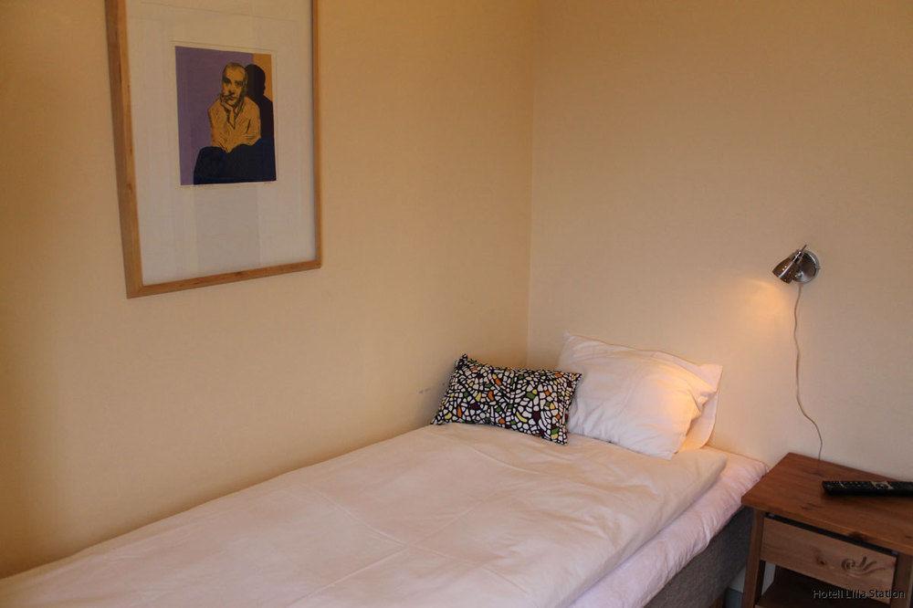 Hotell Lilla Station Köping Esterno foto